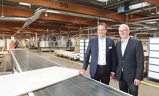 Die Produktion läuft: Geschäftsführer Ralf Marohn und Produktionsleiter Hilmar Fröhlich in der 270 meter langen Halle. - Dirk Windmöller