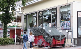 Restmüll neben Restaurant: Der Container steht seit Beginn der Pflasterarbeiten in der Viktoriastraße neben der Außengastronomie. - Ulf Hanke