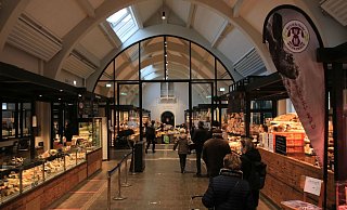 Essen in der Markthalle ist derzeit nicht möglich. Die Tische, an denen es sich die Besucher bequem machen könnten, sind weggeräumt. - Jobst Lüdeking