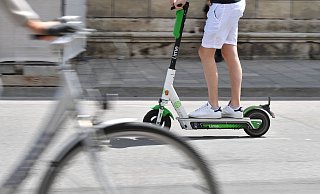 E-Scooter sind auf deutschen Straßen erlaubt, in ländlichen Gebieten sieht man sie noch selten. - FrankHoermann/SVEN SIMON/picture alliance