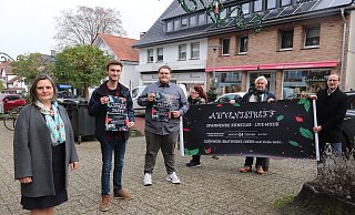 Britta Lehmann (v. l.), Tim Köhler, Florian Herda, Margit Bierbüsse, Guido Röhr und Bürgermeister Bernd Poggemöller zeigen Banner und Poster für den Adventstreff. - Judith Gladow