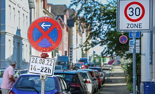 Heute gilt ein achtstündiges Parkverbot an der Siegfriedstraße wegen des Fußballspiels. - Sarah Jonek