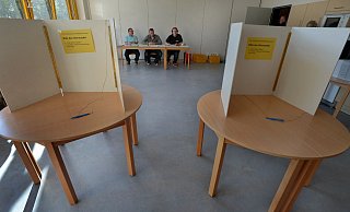 Bei den Kommunalwahlen am 13. September sind in der Stadt rund 81.150 Wahlberechtigte zur Stimmabgabe aufgerufen, allerdings unter besonderen Hygieneschutzbedingungen im Wahllokal. Auch der Wahlvorstand wird sich anders als 2014 (auf diesem Bild) neu positionieren müssen. - Raimund Vornbäumen