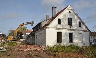 Der Bagger hat seine Arbeit mittlerweile beendet und das Haus Seippel - hier die Rückseite des Gebäudes - abgerissen. - Mareike Patock
