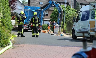 Offenbar ist das Leck an der Erdgasleitung in der Leuschnerstraße wieder bei Arbeiten für das Glasfasernetz entstanden. Der Saugbagger legt die undichte Stelle frei, so dass sie von Techikern geschlossen werden kann. - Jens Reddeker