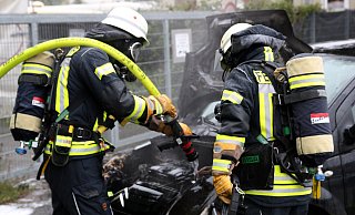 Citroën C2 ging während der Fahrt in Flammen auf. Feuerwehrleute löschen an der Borsigstraße. - Jens Reichenbach