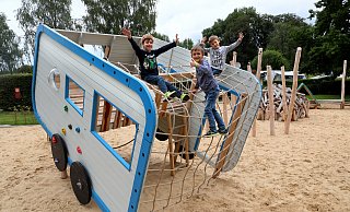 Der Wohnwagen ist der Clou auf dem Campingplatz Elisabethsee. Leif, Jamie und Dominik lieben es, darauf herumzuklettern. - Frank-Michael Kiel-Steinkamp