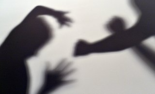 Der Mann verletzt im "psychotischem Ausnahmezustand" eine Frau mit einer Scherbe. - Symbolfoto/picture alliance