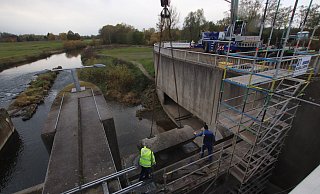 76 Zentimeter der Staubalken im Löhner Werre-Wehr werden abgesägt, damit ein 10.000-jährliches Hochwasser besser abfließen kann. - Ulf Hanke