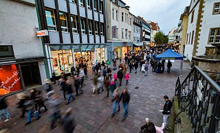 In der Fußgängerzone soll die Verweilqualität für die Besucher verbessert werden. Hierfür sind neue Sitzbänke und Spielgeräte für Kinder geplant. - Björn Leisten