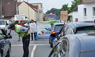 Anne Frech-Kelle, Thomas Müller-Schwefe und Achim Lübbeke. Die Polizei beruhigt die Autofahrer. - Katharina Eisele