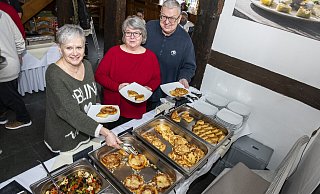 Sabine Elbrechter (v.l.) mit Annette und Thorsten Gäsing entscheidet sich für überbackenen Pickert vom Buffet. - Joerg Dieckmann - www.dieckmann-fotodesign.de
