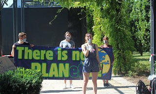 Hanna Phillips (vorne) stimmt den Schlachtruf an: "Wir sind hier, wir sind laut, weil ihr uns die Zukunft klaut!". Ihre Mitstreiterinnen Emelie Sydow (v.r.) und Katharina Müller halten das Plakat. - Anastasia von Fugler