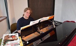 Anja Kulinna begleitet die Gesänge am Klavier. - Johanna Werth