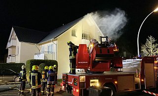 Starker Rauch drang aus der Dachgeschosswohnung des Mehrfamilienhauses am Pappelweg am Montagabend. - Guitano Darhoven
