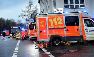 Großeinsatz: Dutzende Rettungswagen standen an der Jöllenbecker Straße, 25 Bewohnerwaren betroffen. - Barbara Franke