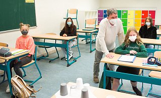 Joulina (11, l.), Alina (12, vorn), Kylee (13) und Xenia (12, r.) beschäftigen sich mit Bruchrechnen. Als Dozent konnte Ralph Panienka, pensionierter Reallschulleiter aus Detmold, gewonnen werden. - Ralf Bittner