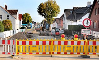 Die Erneuerung der Salzufler Straße zwischen Möbelfabrik Knake und Wiesestraße soll bis Ende November, spätestens Ende der Jahres abgeschlossen sein. - Frank-Michael Kiel-Steinkamp