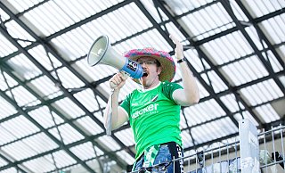 Essen, Deutschland 07.04.2018:Regionalliga West - 2017/2018 - RW Essen vs. SV RoedinghausenFanbeauftragter Dennis Weidenbrück / Weidenbrueck (Roedinghausen) mit einem MegafonFotos: Noah Wedel - Noah Wedel