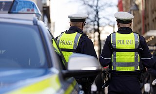 Als die Polizei einschreitet, versucht der 26-Jährige nach der Waffe eines Beamten zu greifen.  - Symbolfoto/picture alliance