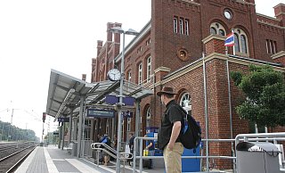 Warten auf die Bahn: Imbissangebote und Getränkeautomaten fehlen, die WC-Anlage war für einge Wochen gesperrt. All das sorgt bei Bahnreisenden immer wieder für mächtig Ärger. - Dieter Scholz