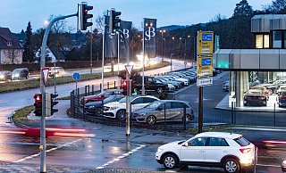 Direkt vor dem Autohaus an der Buschkamp-Kreuzung ist eine Haltestelle der erweiterten Stadtbahnlinie 1 nach Sennestadt geplant. Der Händler könnte dort seine Fahrzeuge nicht mehr präsentieren. - Mike-Dennis Mueller / www.mdm.photo