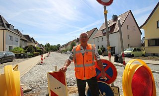Winfred Dörner steht auf dem rund 400 Meter langen Abschnitt der Schloßhofstraße, der demnächst eine neue Asphaltschicht erhält. - Sylvia Tetmeyer