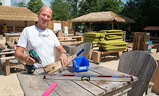 Frank Berghaus hat vor der Wiedereröffnung des Aloha Beachclubs alle Hände voll zutun. - Ralf Bittner