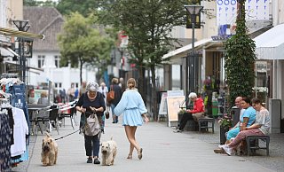 Die Innenstadt ist seit der Wiederöffnung des Einzelhandels und der Gastronomie gut besucht - aber nicht alle Besucher kaufen auch etwas. - Nicole Sielermann