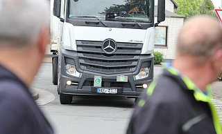 Eigentlich müssen viele Lastwagen seit dem Bau der B611 nicht mehr die Weihestraße benutzen. Sie tun es trotzdem. Die Anwohner beklagen den starken Lkw-Verkehr. - Ulf Hanke
