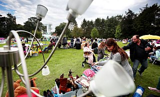 Am Samstag findet noch einmal der Kinder- und Familien-Flohmarkt sowie das Schaufahren der Schiffsmodelle statt. Am Sonntag wird mit Klamotten geschwommen und um 20 Uhr mit dem Hundeschwimmen (Beginn 18 Uhr) abgeschlossen. - www.gerald-dunkel.com