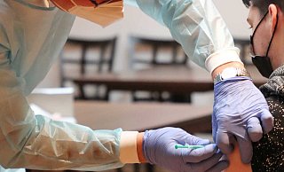 Am Mittwoch soll der Impfstoff von Astrazeneca geliefert werden. Damit werden zum Beispiel Pflegekräfte und Rettungsdienstmitarbeiter geimpft. - Pixabay