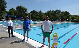 Bürgermeister Ulrich Berger, Christian Engel (1. Vorsitzender Förderverein Sälzer Lagune) und Ralf Mollemeier (Schwimmmeister Salzkotten) freuen sich auf die Öffnung des Salzkottener Freibades. - Stadt Salzkotten