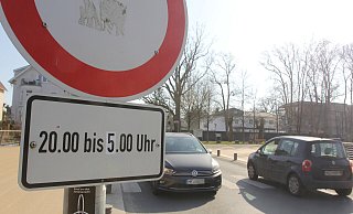Die Schützenbrücke ist früher offen: Eine Woche nach der Anordnung der Stadtverwaltung ist die Acht auf dem Verkehrsschild mit einer Fünf überklebt worden. - Ulf Hanke