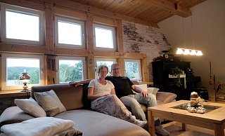 Von innen hat Jörg Scholz das Fachwerk vor das Mauerwerk setzen lassen. Sabine Reinhardt ist für die Deko des Wohnzimmers zuständig. - Thorsten Gödecker