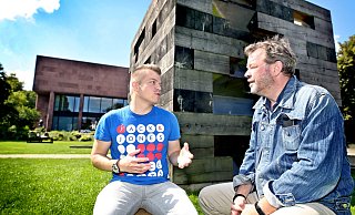 Auf Hockern: Da die Tür klemmt führen Darius Haunhorst (l.) und Stefan Brams das Gespräch vorm Holzhaus. - Foto: Sarah Jonek