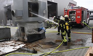 Die in Brand geratene Absauganlage war durch Mitarbeiter der Tischlerei unter Aufsicht der Feuerwehr zum Löschen ins Freie befördert worden. - Andreas Eickhoff