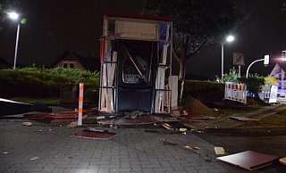 Der zerstörte "Würfel" samt Geldautomat. - Polizei Kreis Herford