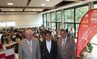 Drei Bürgermeister: Beim Jahresempfang berichtet der letzte ehrenamtliche Bürgermeister Leopoldshöhes, Rudi Strunk (l.), von den Anfängen der Gemeinde. Bürgermeister Gerhard Schemmel (r.) zieht eine Amtszeit-Bilanz, und Martin Hoffmann stellt sich als SPD-Bürgermeisterkandidat vor. - Thomas Dohna