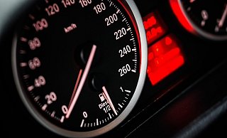 Tacho in einem Auto (Symbolbild). - Pixabay