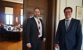 Patrick Puls (li) ist neuer Beigeordneter des Dezernats für Bildung, Jugend und Soziales, Jochen Strieckmann ist jetzt Stadtkämmerer von Herford. - Christina Römer