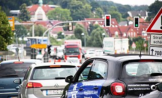 16.30 Uhr vor der Weserbrücke: Nichts geht mehr in Richtung Hausberge. - Thomas Lieske