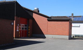 Das Feuerwehrgerätehaus in Vörden grenzt unmittelbar an die Fleischerei von Franz Hecker. - Alexander Graßhoff
