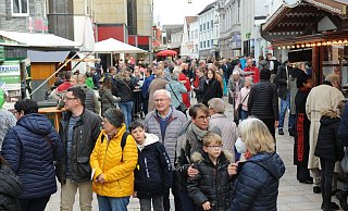 Reger Andrang herrschte anlässlich des verkaufsoffenen Wurstmarkt-Sonntags in der Langen Straße in Lübbecke. Es war der erste verkaufsoffene Sonntag seit fast zwei Jahren. - Joern Spreen-Ledebur