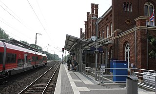Etwas versteckt: Am Eingang zur Unterführung zu den Gleisen befinden sich seit dem Umbau des Bahnhofsgebäudes zwei behindertengerecht ausgebaute Toiletten. Die Eigentümerin des denkmalgeschützten Gebäudes hat sie nun geschlossen. „Zu teuer“, sagt sie. - Dieter Scholz