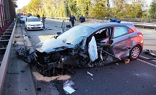 Die Fahrerin des Hyundai, eine 57-jährige Herforderin, war nach Ermittlungen der Polizei in den Gegenverkehr geraten und frontal mit einem Ford Mondeo zusammengestoßen.Sie musste von der Feuerwehr aus dem Autowrack befreit werden. - Feuerwehr Porta/Michael Horst