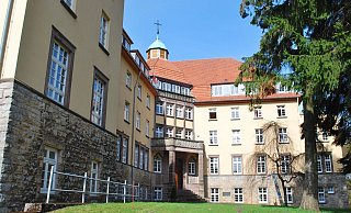 Das ehemalige Clemensheim in Bad Driburg ist eine Zentrale Unterbringungseinrichtung für Schutzsuchende, die von der Bezirksregierung Detmold betrieben wird. - Silke Riethmüller