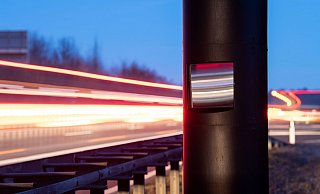 Mehr zu tun als am Bielefelder Berg: Der neue Blitzer an der Bundesstraße 27 bei Walddorfhäslach (Bei Reutlingen) hat dem Autobahnblitzer von Bielefeld den Rang abgelaufen. Foto: picture alliance / dpa - Verwendung weltweit