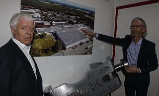 Der in Millionenauflagen gebaute Zargenverbinder hat das Geschäft von Gisbert (links) und Michael Stork beflügelt. - Burkhard Hoeltzenbein