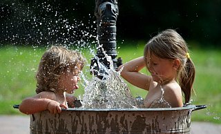 Die Schwestern Mia (l.) und Amy gehen bei Temperaturen über 30 Grad Celsius am liebsten in ihre kleine Badewanne. - Symbolfoto: picture alliance
